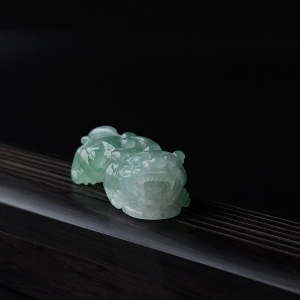 糯种苹果绿翡翠貔貅吊坠