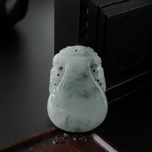 糯种飘花翡翠花瓶吊坠