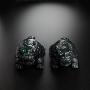 乌鸡种翡翠赑屃摆件