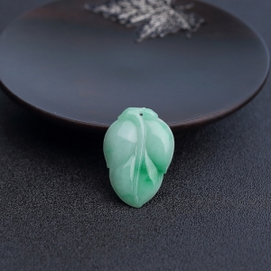 糯种飘绿翡翠叶子吊坠