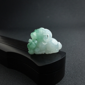 糯种飘绿翡翠羊吊坠