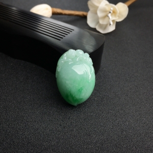 糯种飘翠翡翠寿桃吊坠
