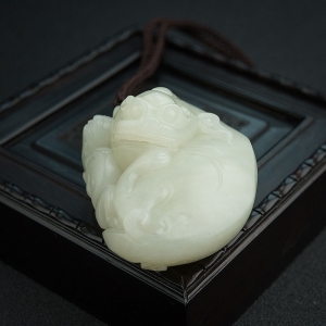 新疆和田青白玉籽料貔貅吊坠