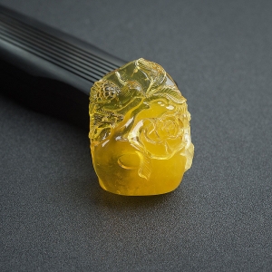 鸡油黄金绞蜜花鸟吊坠