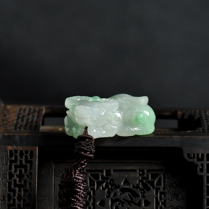 糯种飘翠翡翠牛气冲天吊坠