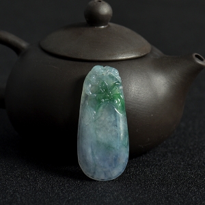 糯冰种椿带彩翡翠一品清廉吊坠