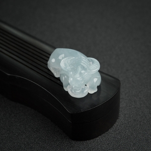 油青种翡翠牛吊坠