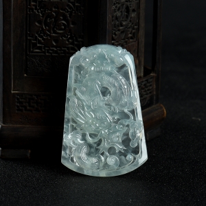 冰种翡翠龙牌吊坠