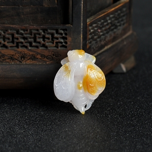 糯种俏色翡翠蜜蜂吊坠