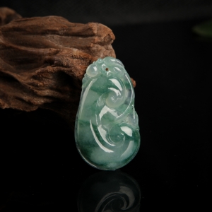 糯冰种飘花翡翠如意吊坠