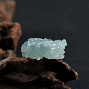 糯种灰绿翡翠貔貅吊坠