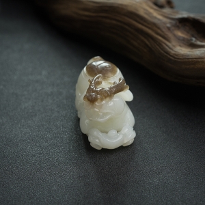 山料俏色和田玉龙龟吊坠