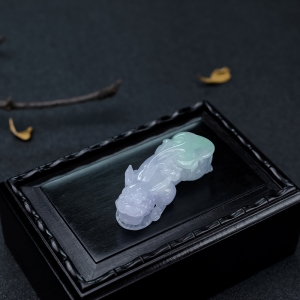 糯种春带彩翡翠貔貅吊坠