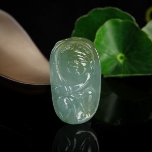 糯种俏色翡翠童趣吊坠
