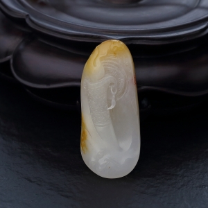籽料俏色和田玉光明吊坠