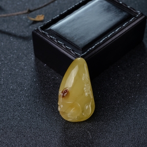 带皮鸡油黄蜜蜡松鼠吊坠