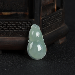 糯种灰绿翡翠福禄吊坠