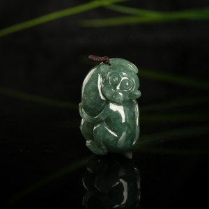 糯种深绿翡翠申猴吊坠