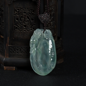 冰种浅绿翡翠广寒仙子吊坠