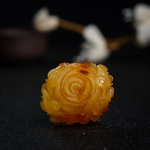 俏色蜜蜡牡丹花吊坠