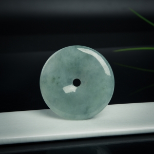 糯冰种灰绿翡翠平安扣吊坠