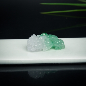 18k糯冰种春带彩翡翠貔貅吊坠