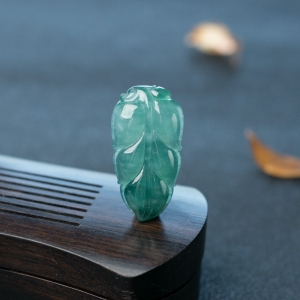 糯冰种灰绿翡翠叶子吊坠