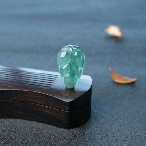 糯冰种灰绿翡翠叶子吊坠