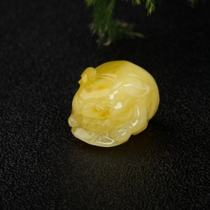 鸡油黄蜜蜡亥猪吊坠