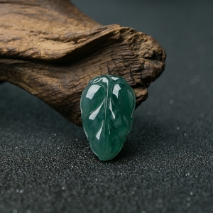糯冰种灰绿翡翠叶子吊坠