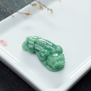 豆种豆绿翡翠貔貅吊坠