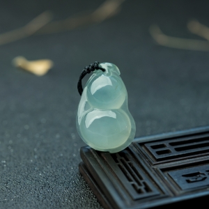 冰种晴水翡翠葫芦吊坠