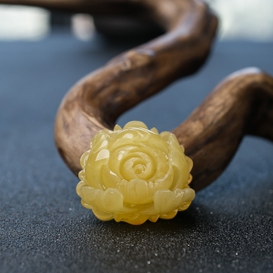 鸡油黄蜜蜡花吊坠