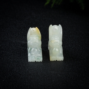 豆种白色翡翠麒麟送福吊坠（对）
