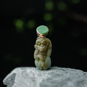 18K糯种俏色翡翠金猴进宝吊坠