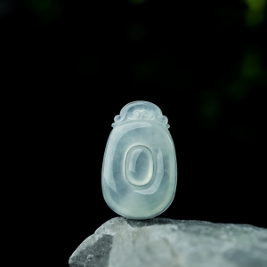糯冰种淡晴水翡翠金钱贝吊坠