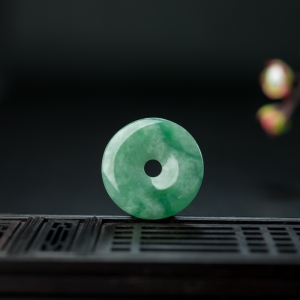 糯种翠绿翡翠平安扣吊坠