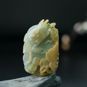 糯种俏色翡翠横财就手吊坠