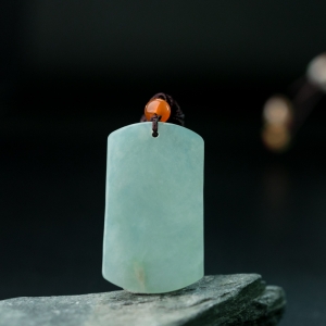 糯冰种浅绿翡翠无事牌吊坠