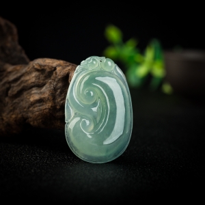糯冰种浅绿翡翠如意吊坠