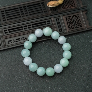 糯种浅绿翡翠手串