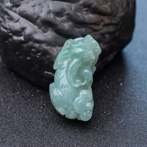 糯种浅绿翡翠貔貅吊坠