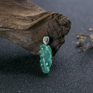 18K冰种浅绿翡翠貔貅吊坠