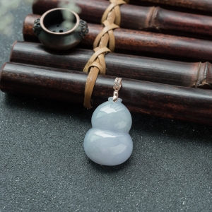 银镶糯种浅紫翡翠福禄吊坠