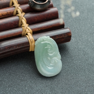 糯冰种浅绿翡翠如意吊坠