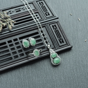 银镶糯种浅绿翡翠套装