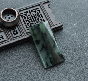 乌鸡种翡翠无事牌吊坠