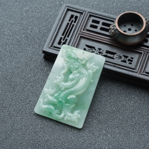 糯种飘翠翡翠龙吊坠