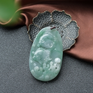 糯冰种浅绿翡翠年年有余吊坠