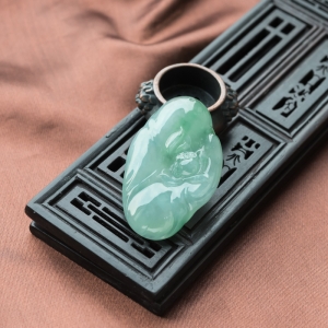 糯冰种飘翠翡翠莲花吊坠